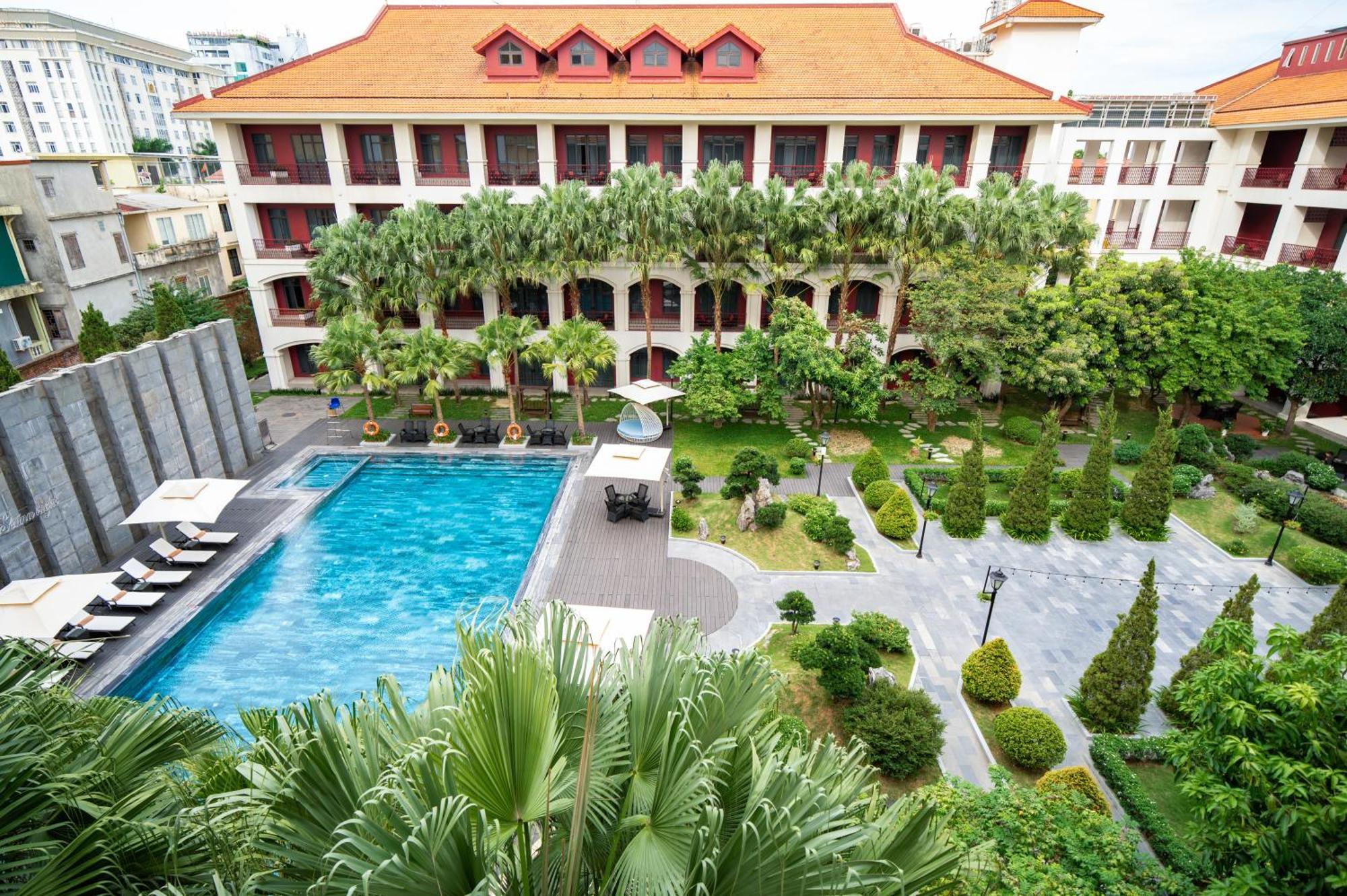 Senna Hue Hotel Экстерьер фото The hotel's pool