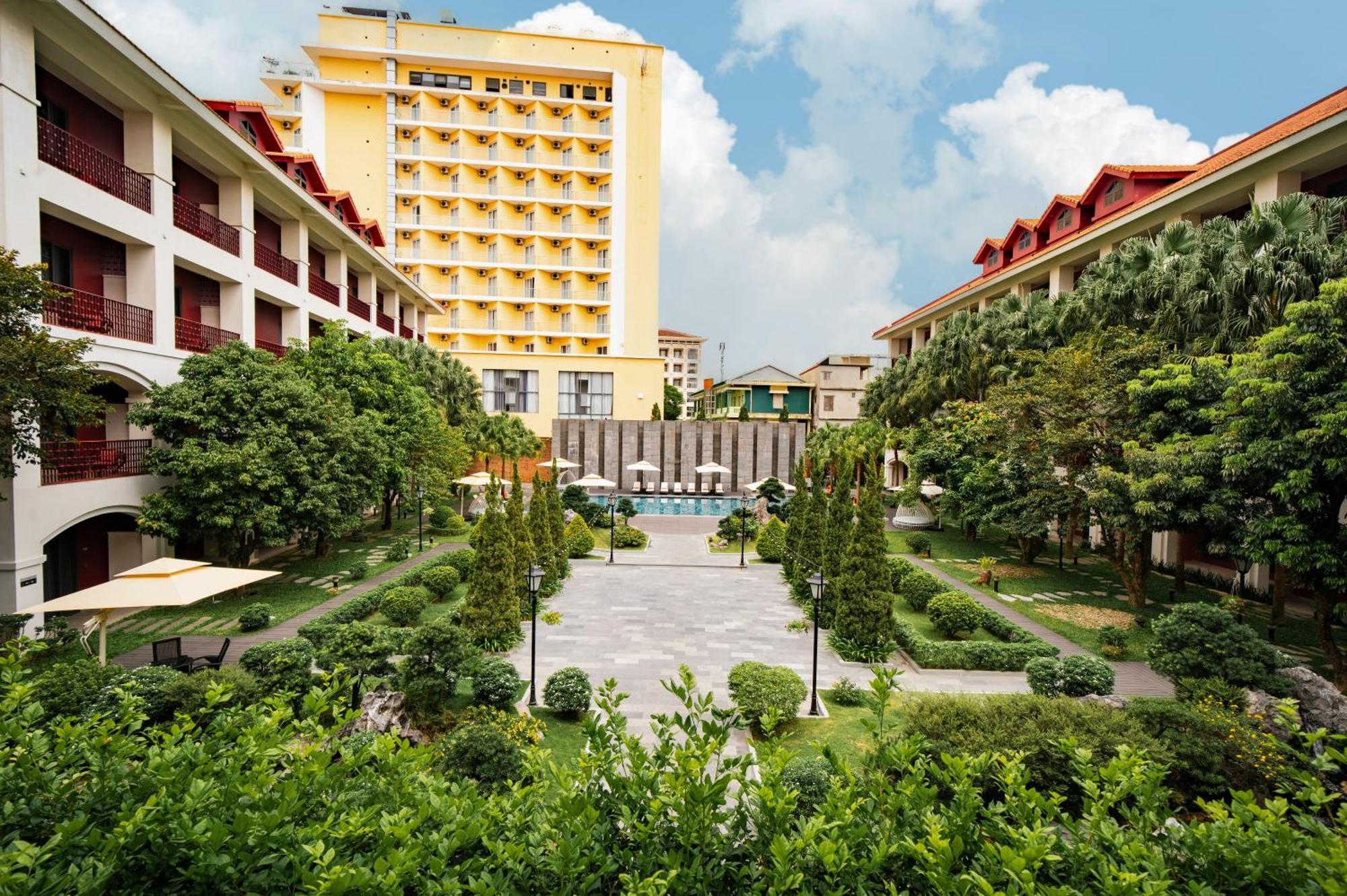 Senna Hue Hotel Экстерьер фото The Royal Thai Police Hospital