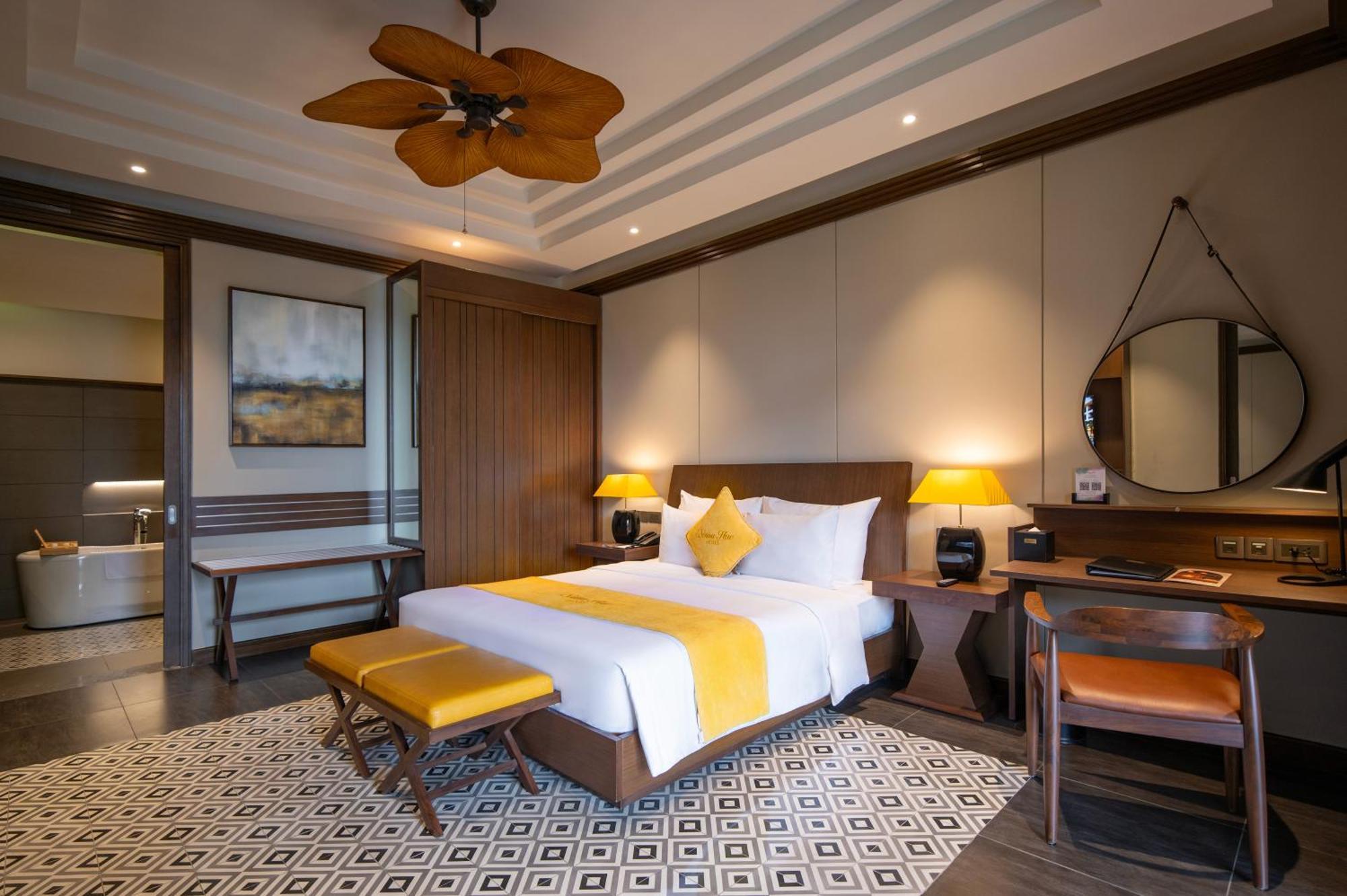Senna Hue Hotel Экстерьер фото A bedroom at the hotel