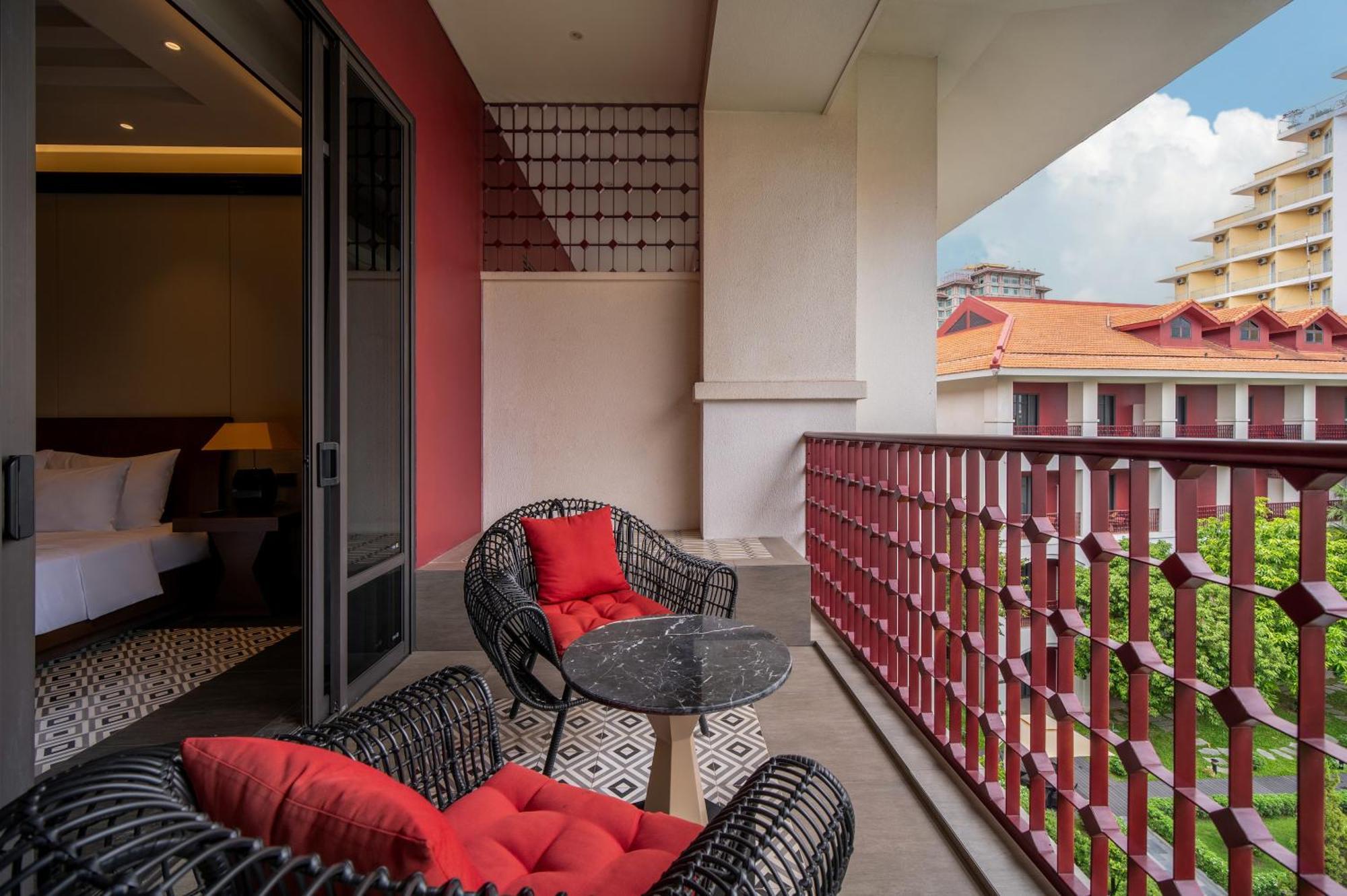 Senna Hue Hotel Экстерьер фото A balcony at the hotel